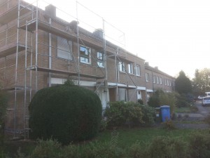 Fassadengerüst mit Dachdeckernetz als Schutznetz am Mehrfamilienhaus Bergheim