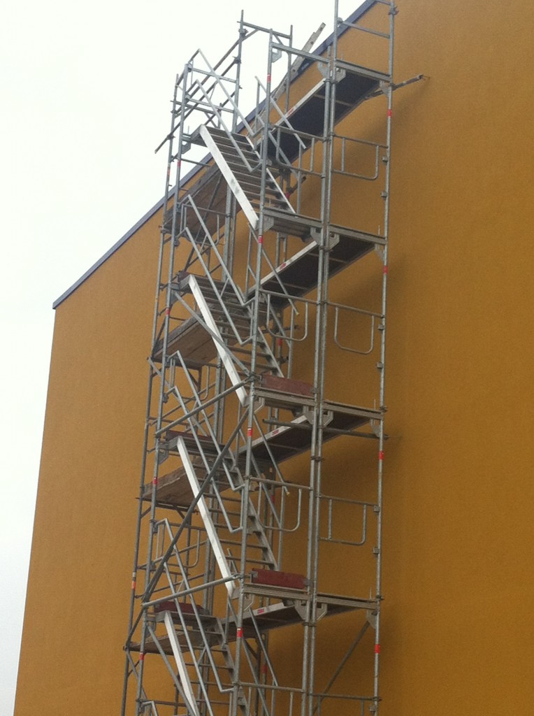 Treppenturm Treppengerüst direkt am Gebäude montiert, aufgestellt