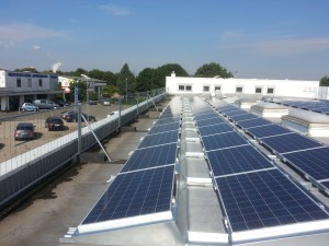 Dach Absicherung per Bauzaun für Solaranlagen-Bau in Düsseldorf 1 Auf Flachdach montierte Solaranlage/Photovoltaikanlage