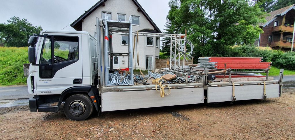 Gerüst LKW auf der Baustelle. Günstige LKW Leasing Angebote.