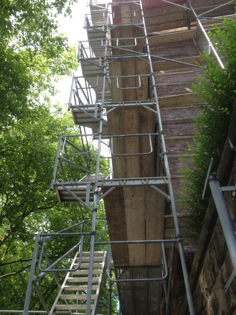 Aufgebautes Baugerüst mit Treppenturm
