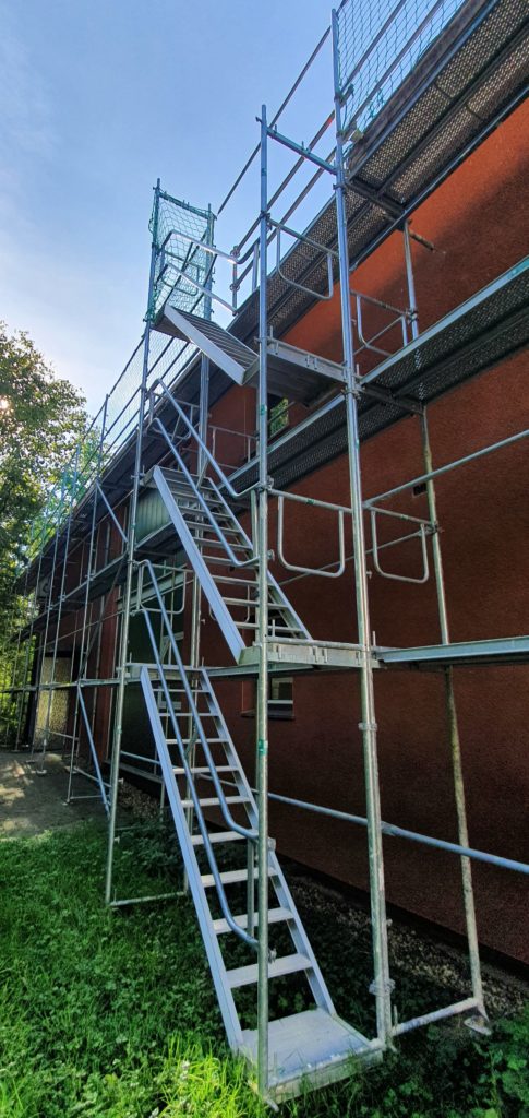 Gerüstturm als Aufstieg vom Gerüst auf Dach