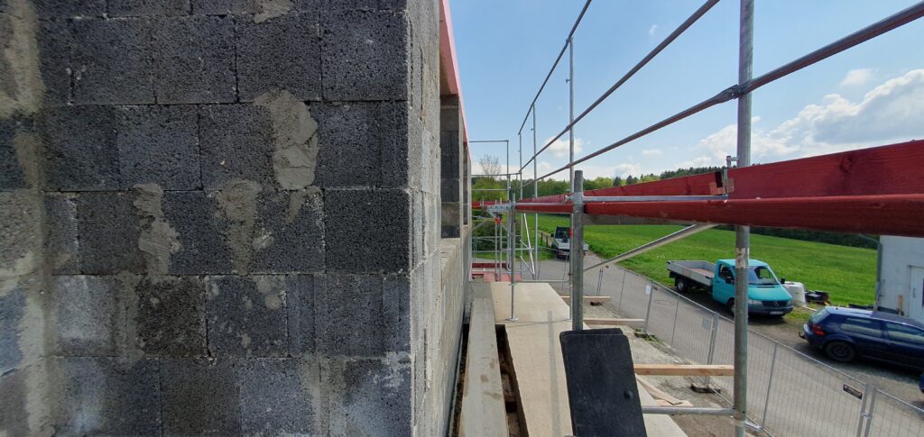 Gerüstkonsolen Innen fehlen noch. Gerüstarbeit auf Vordach Rohbau