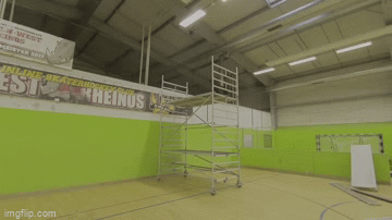 Aufgebautes Layher Uni Breit in einer Turnhalle für Licht Montagearbeiten